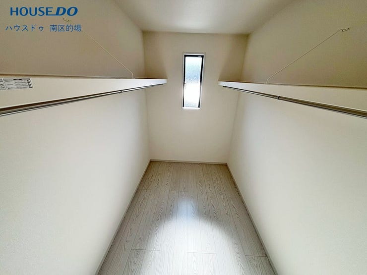 ウォークインクローゼットはお洋服はもちろんバッグや帽子を収納できる上部棚があり、たっぷりと収納できるのでシーズンごとに衣替えをする必要がありません。