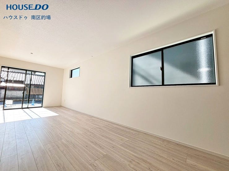 【リビング】
暮らしの中心になるリビングは、やさしい日差しが入る開放的な空間です。