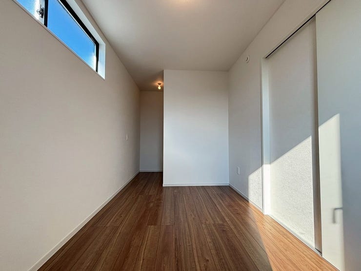 6.1帖洋室
シングルベッドを置いても余裕のある空間です。