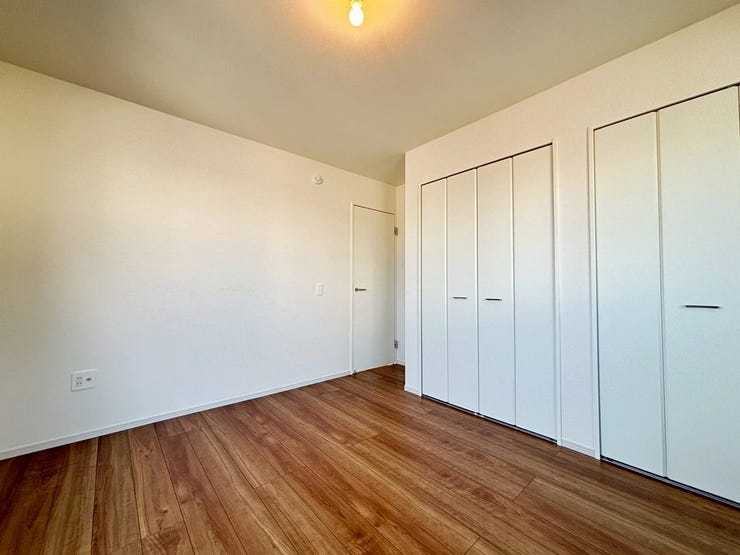 6.9帖洋室
主寝室にいかかですか♪
ダブルベッドを置いても余裕のある空間です。