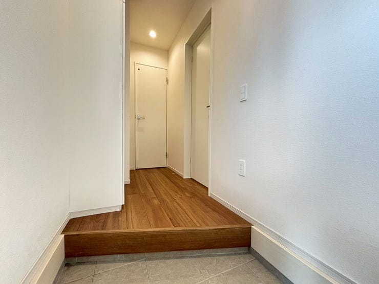 白を基調とした玄関になります。