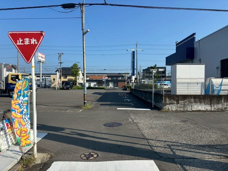 すぐに大通りに出れます。