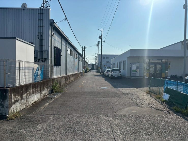 車通りが少ないので安心して駐車できます。
