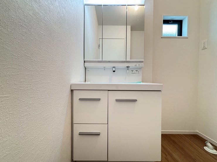 白を基調とした洗面台になります。