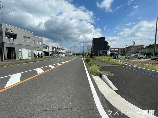 ≪北側東向き 幅約18.0m≫
幅員が広めなので、駐車も焦らずできそうです。歩道があるのでお子様の通学も安心ですね。