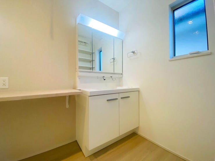 収納スペースもしっかりあるので洗面スペースをすっきりとできます。お掃除も身支度もスムーズにできそうですね。
