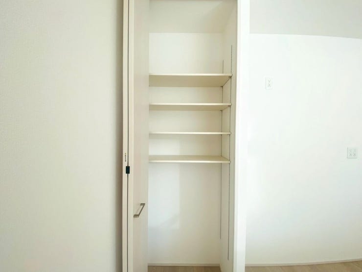 家族共有の収納スペース、リビング収納付きで散らかりがちなリビングもすっきりとできます。