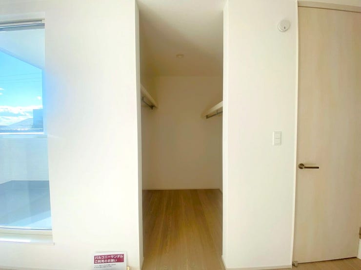 大型のトランクを収納したり、収納ケースを置くこともできます!