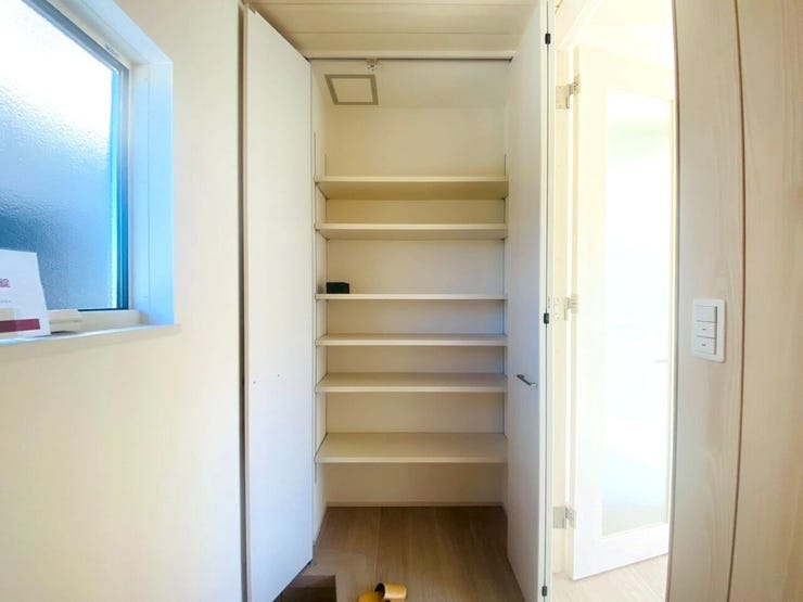 玄関にはご家族の靴をたっぷり収納できるシューズボックスをご用意。玄関先をいつも綺麗に保てます。