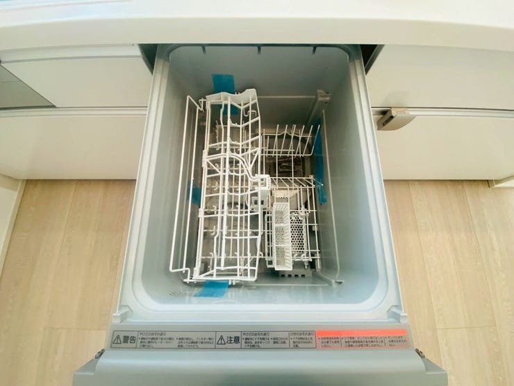 家族全員の使った食器はまとめて食洗機へ!家事の時短にはありがたい設備ですね。