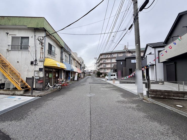 周辺はコンビニ、スーパー等々生活に必要な施設が密集したエリアに立地しており、暮らしやすい環境です!