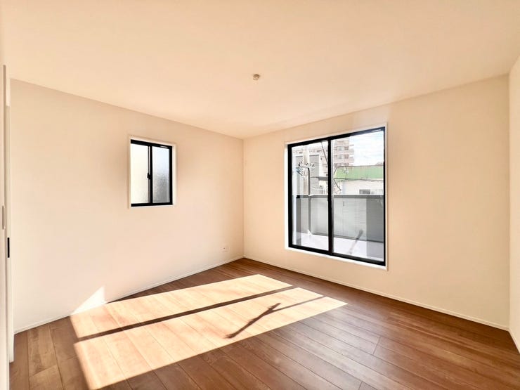 《7帖》朝の光が差し込む明るいお部屋で、一日のスタートを気持ちよく迎えられます♪