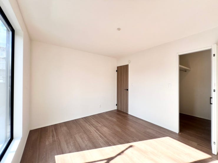 《7帖》2面採光となってるので日当たり良好です♪7帖の広さがあるので、書斎スペースとしてもドレッサーを置いても◎。