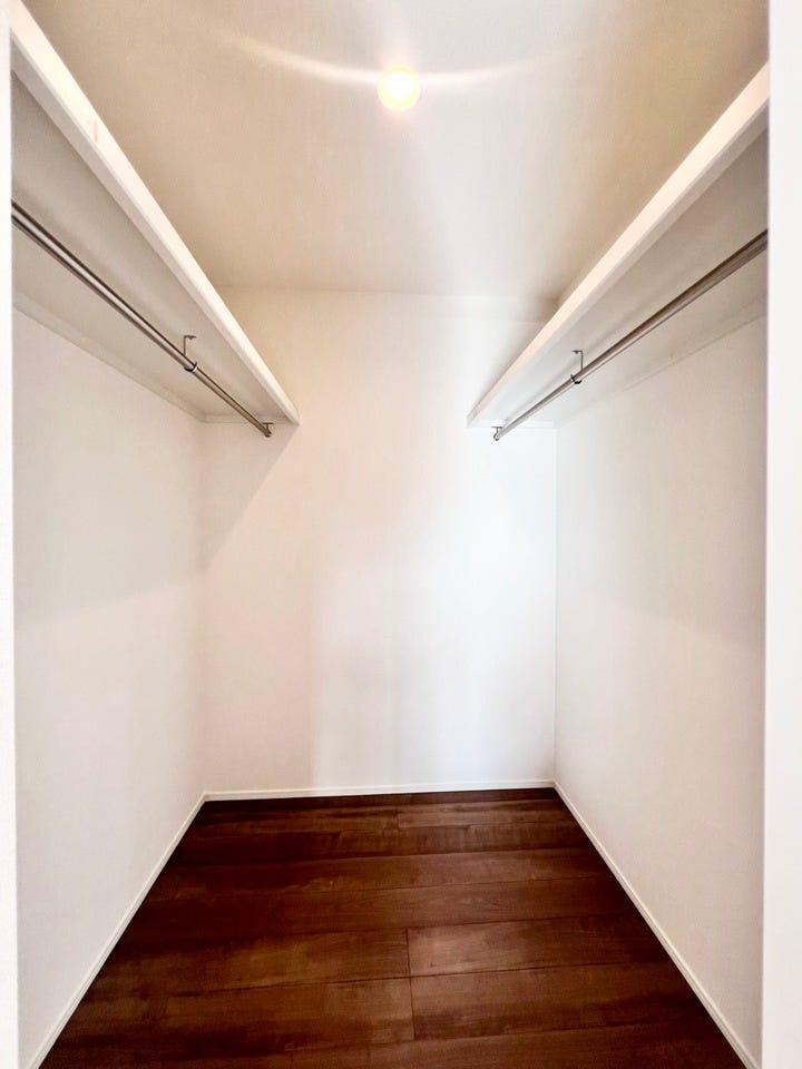 両側にハンガーパイプがあり、たっぷり収納可能。衣類を一目で見渡せるので、毎日のコーディネートが楽しくなります。