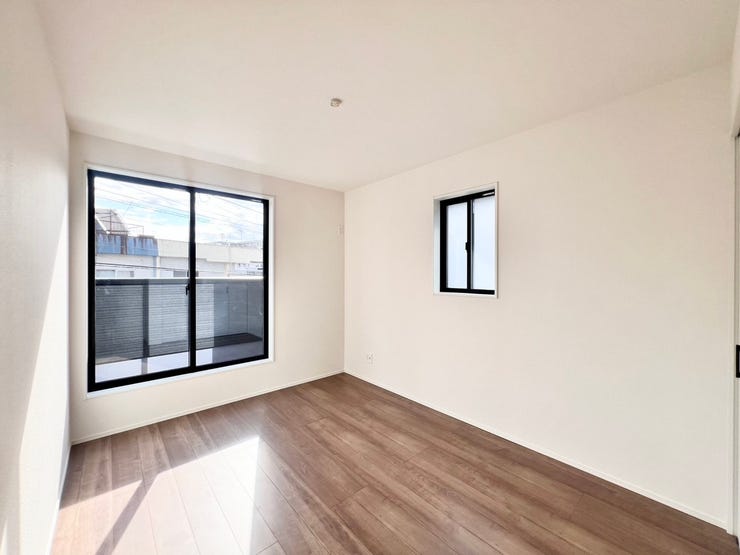 《6帖》バルコニーへ直接出入りできるので、洗濯物干しや布団干しがスムーズです。