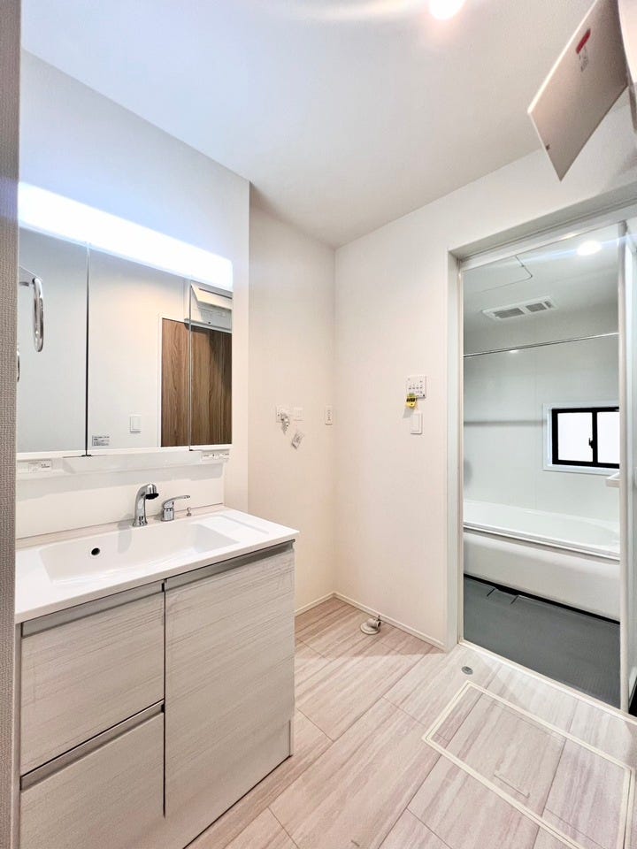 三面鏡付き洗面台は、2人並んで身支度も可能です♪収納スペースがあるため、散らかりやすい洗面スペースをすっきりさせる事が出来ます♪