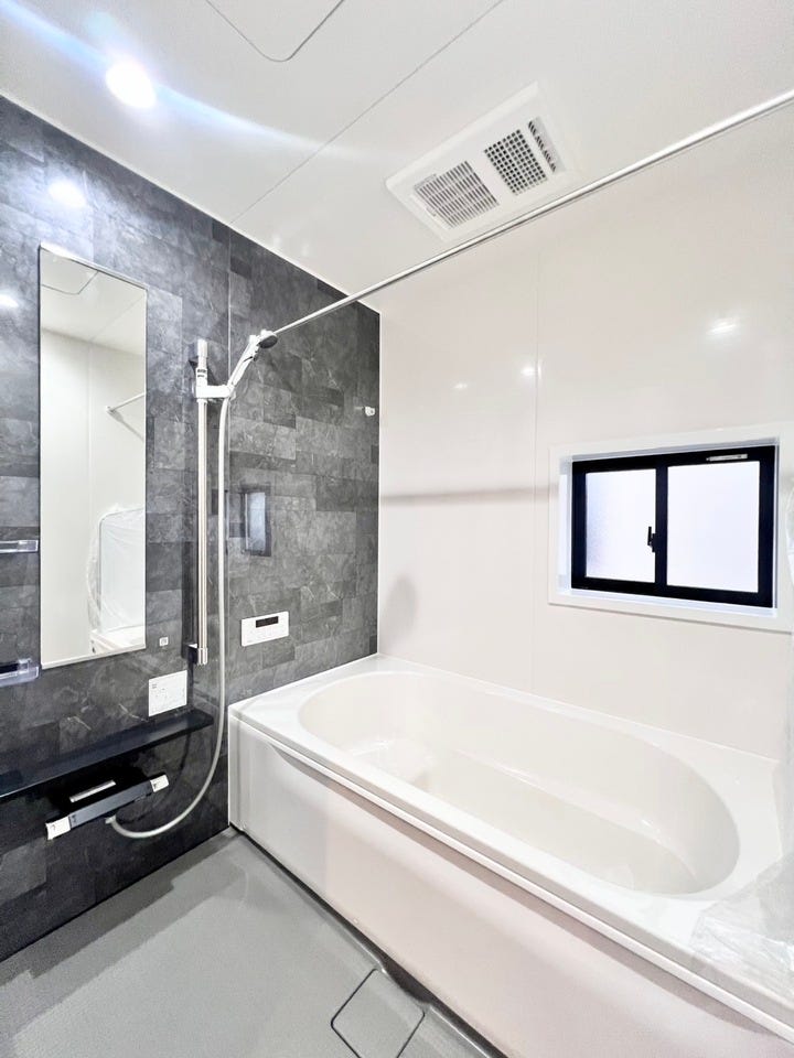 足を伸ばしてくつろげる広々したバス。ゆったりとしたバスタイムを楽しめます♪