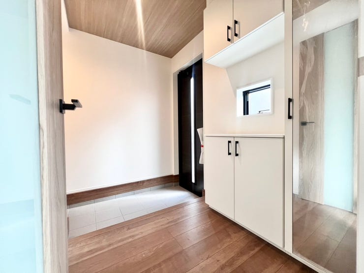 玄関には大容量シューズボックス付き!姿見もついてるので、お出かけ前の身だしなみチェックもスムーズです♪