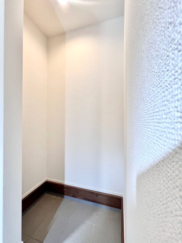 靴だけでなく、ベビーカーやアウトドア用品も収納できるゆとりあるシューズクローク◎