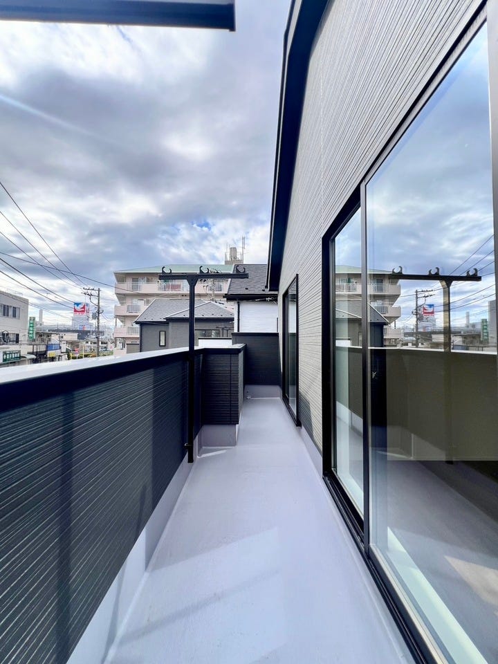 2部屋から出入り可能なワイドバルコニーで、開放感あふれる空間でご家族とのんびり過ごすのにぴったりです♪