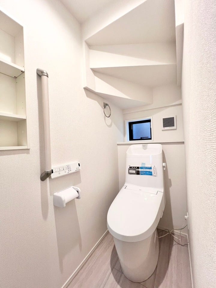 《1階トイレ》お手入れしやすい温水洗浄便座で、毎日快適♪