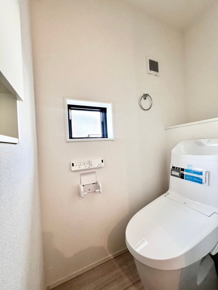 《2階トイレ》お手入れしやすい温水洗浄便座で、毎日快適♪