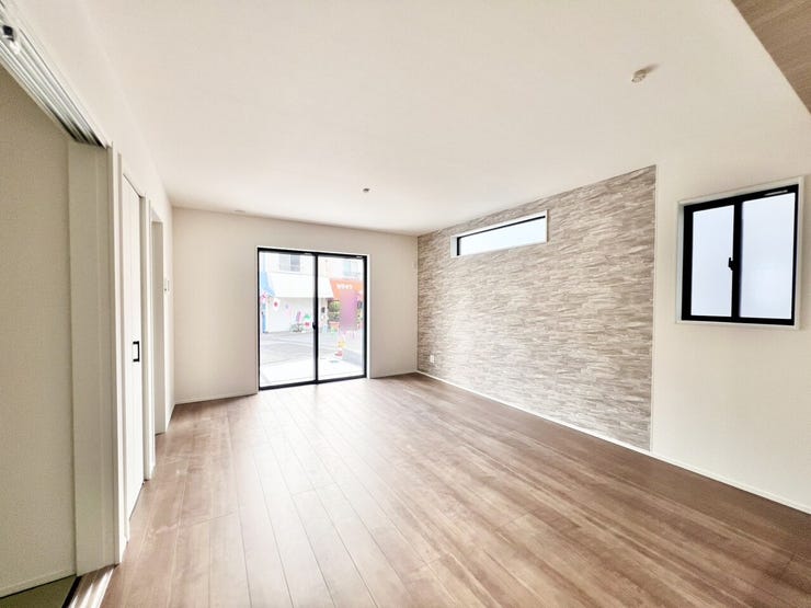 【リビング】
16帖の広々リビングに加え、隣接した4.5帖の和室を開放すれば20帖超のスペース!ご家族の成長やライフスタイルに合わせて、多目的にお使いいただけます。