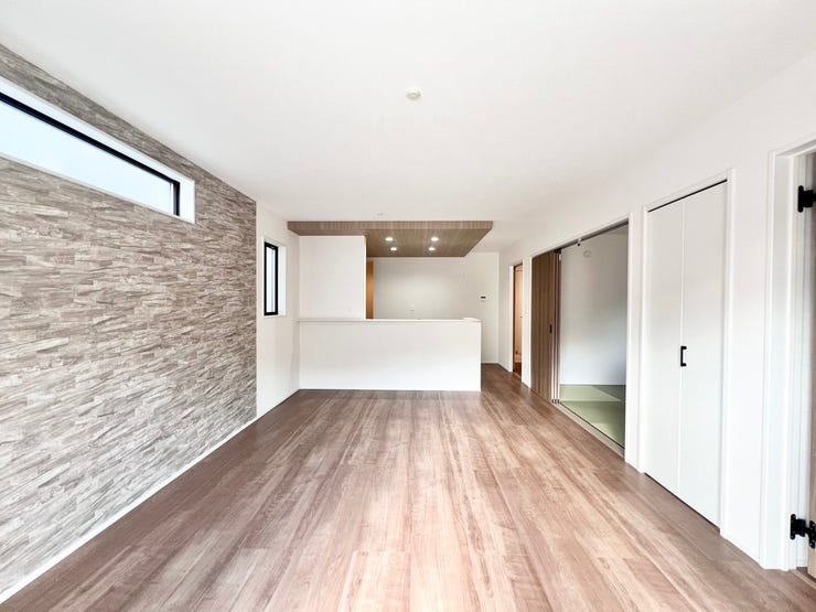 家族団らんやホームパーティーにも最適な広さ。笑顔が集まる快適リビングです。