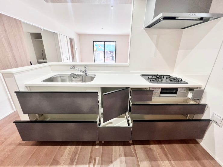 機能的なシステムキッチンを採用。リビングを見渡せる対面キッチンなので、調理しながら家族との会話を楽しめます♪