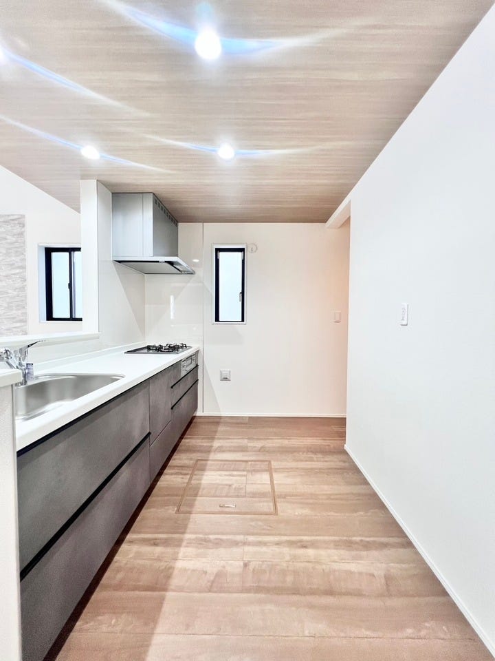 ゆとりあるキッチンスペース!お子様と並んで料理をしても余裕の広さです♪