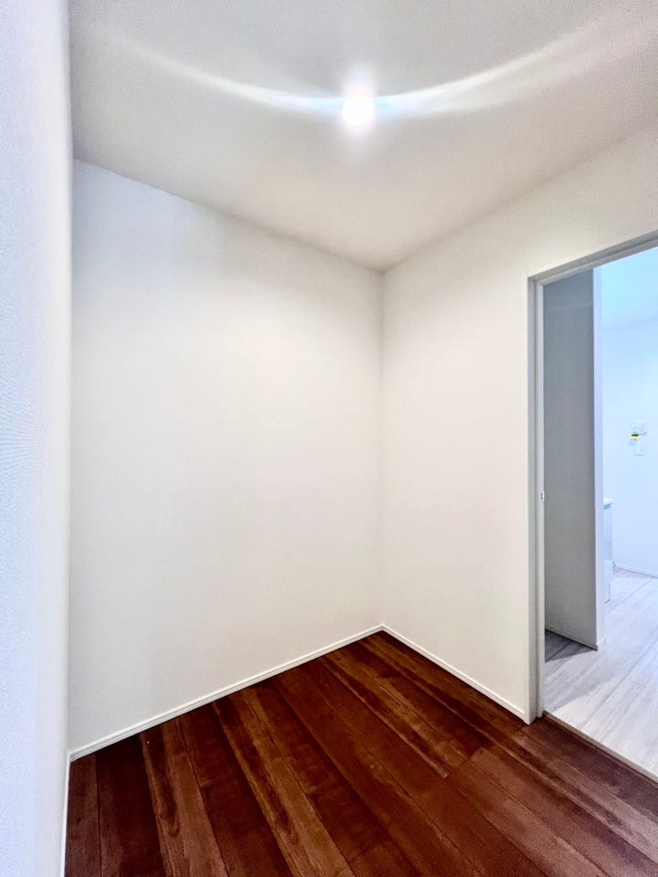 《パントリー》キッチンからパントリーを通って浴室へ直接行けるので、家事動線がスムーズです♪