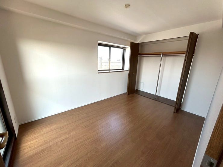 広めのクローゼットつきの6.3帖の洋室。リフォームによりクロス張替済み♪