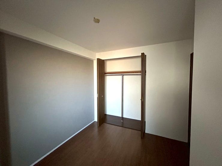 4.7帖の玄関横の洋室。お子様のお部屋やリモートスペース、物置におすすめの広さになっています♪