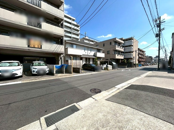 前面道路は駐車には十分なスペースがあり、安全に駐車することが可能です。