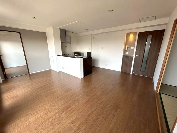 11.2帖のLDKは南向きのバルコニーが続いており、家族の憩いの場に明るい陽射しが差し込みます。