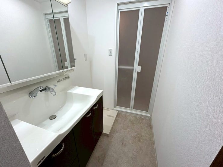 人気の3面鏡を採用しました。
ミラー裏が収納になっているので、生活感を出さずに収納することが出来ます。