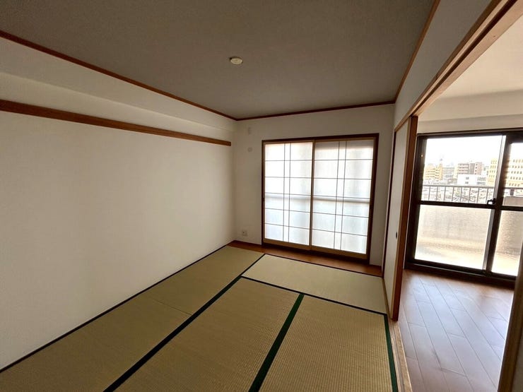 リビングに隣り合わせになっている6畳の和室。押入れつきのため来客時の座布団やお布団も収納できます◎