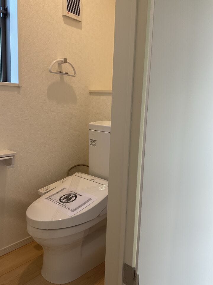 清潔感のある白いウォシュレットのトイレです。2階にもトイレを完備。