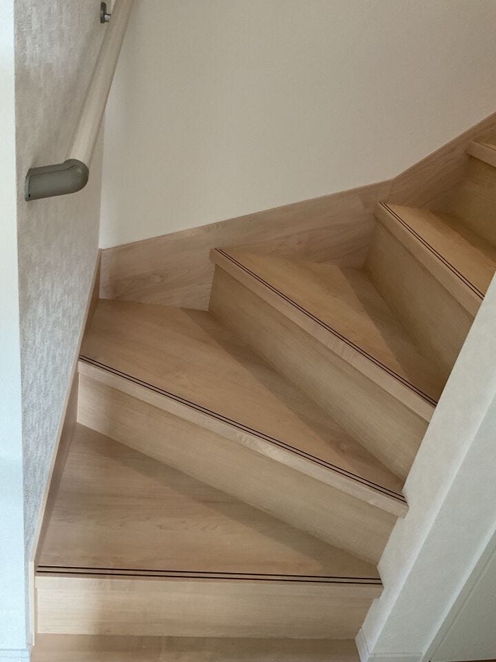 階段には手すりを完備してます