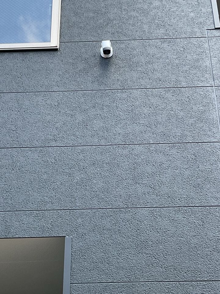 玄関上には防犯カメラが設置