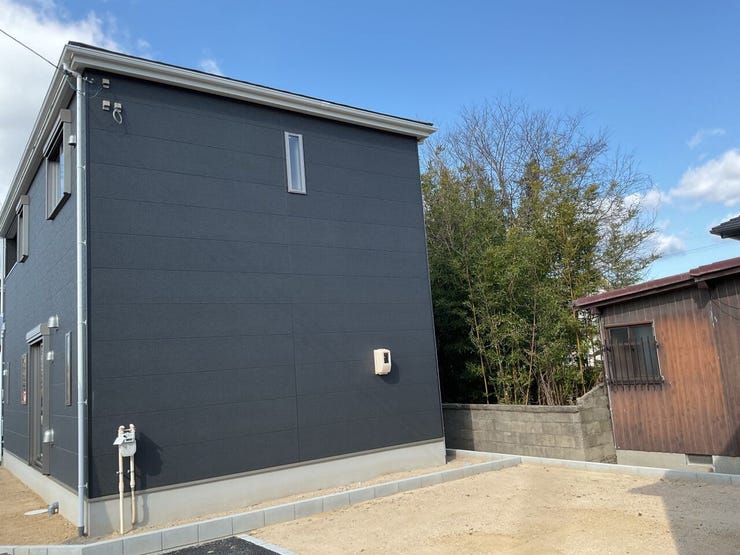 隣地側には大きな窓は設けずプライバシーを確保