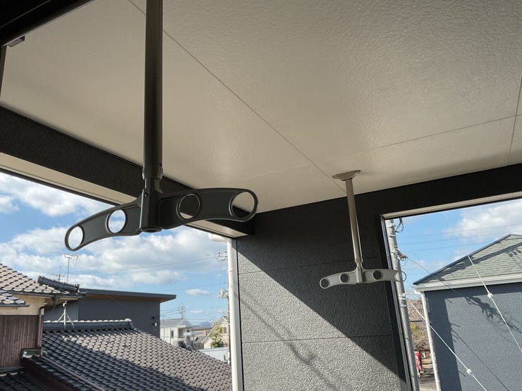 屋根のあるバルコニー内には洗濯物干しを完備。急な雨にも活躍します。