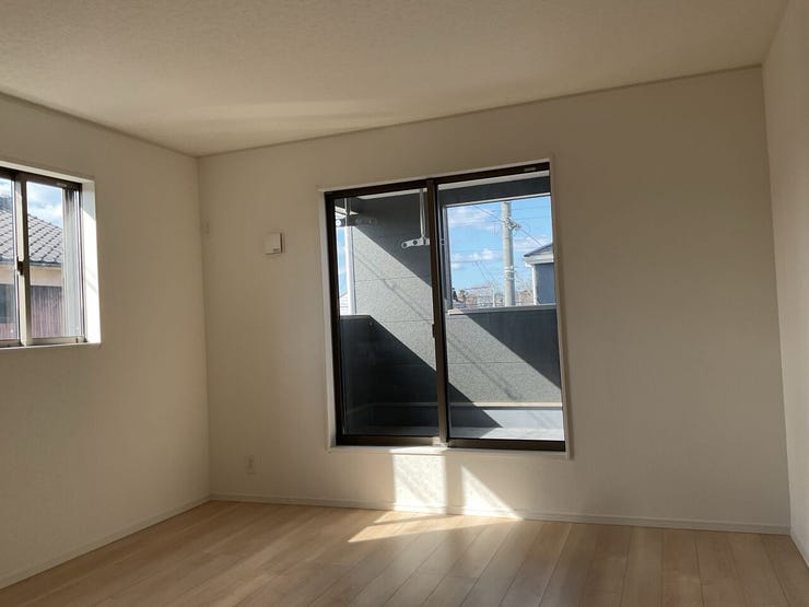 バルコニーへつながる洋室