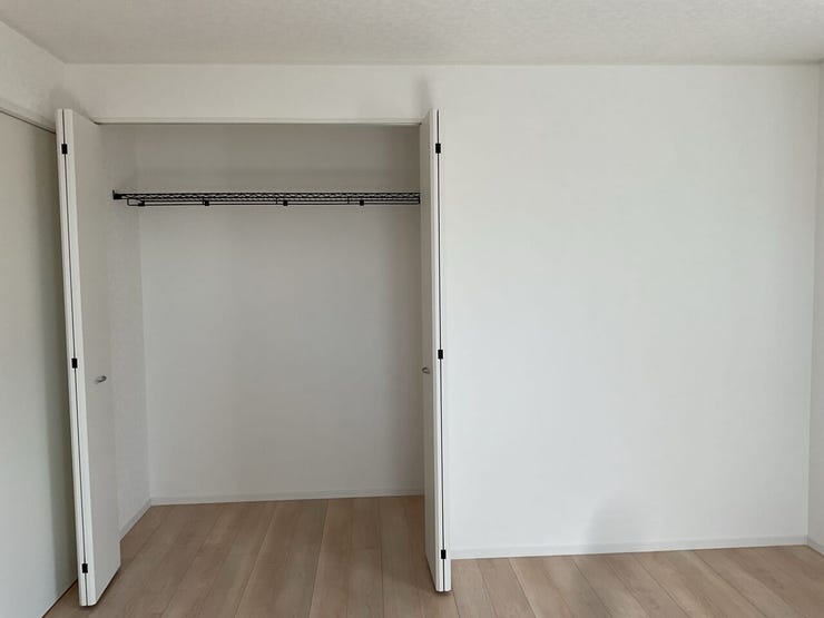 折れ戸の収納は大きく開きますので使い勝手がよく快適です
