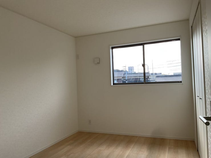 明るい2階の各洋室にはそれぞれ収納があります