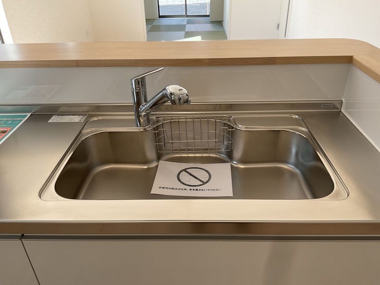 浄水器付きのシャワー水栓。シンクも大きくて使いやすいです。