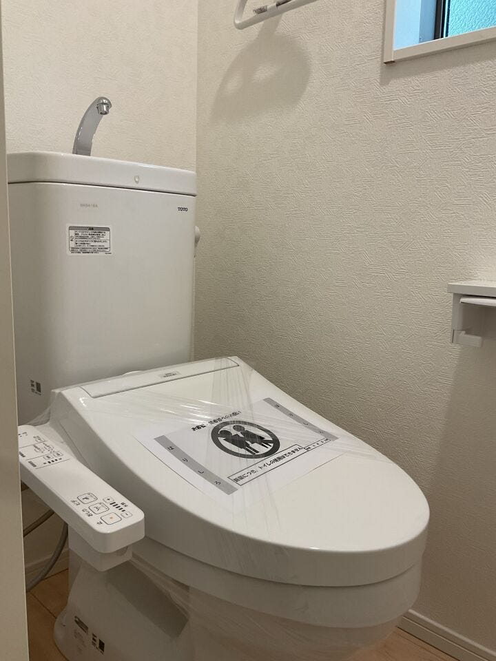 ウォシュレットのある白いトイレは清潔感があります。