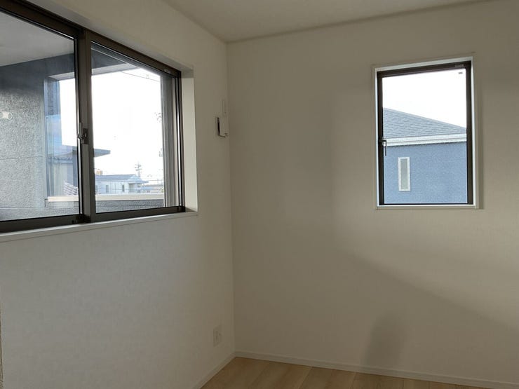 洋室には窓が2か所あり通風が確保できます。