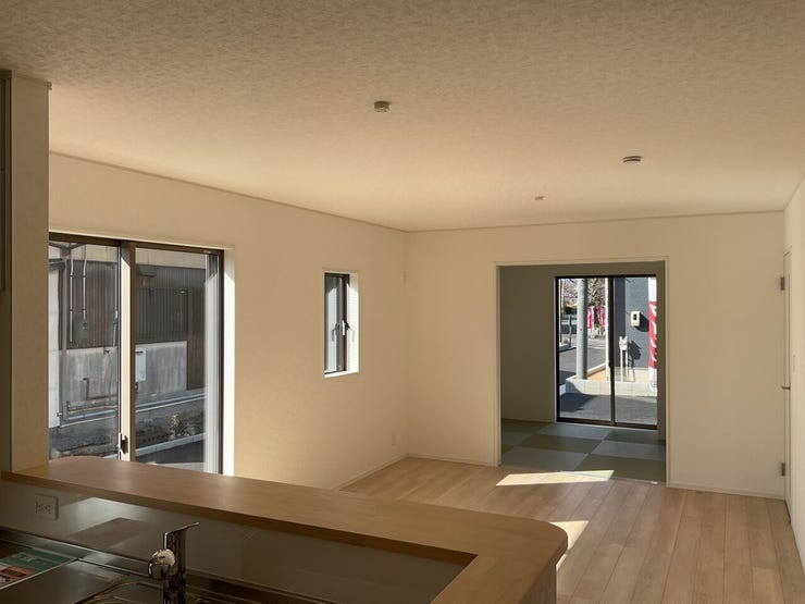 和室続きのリビング。キッチンからはリビング・和室まですべて目が届きます。コミュニケーションがとりやすい対面キッチンです。