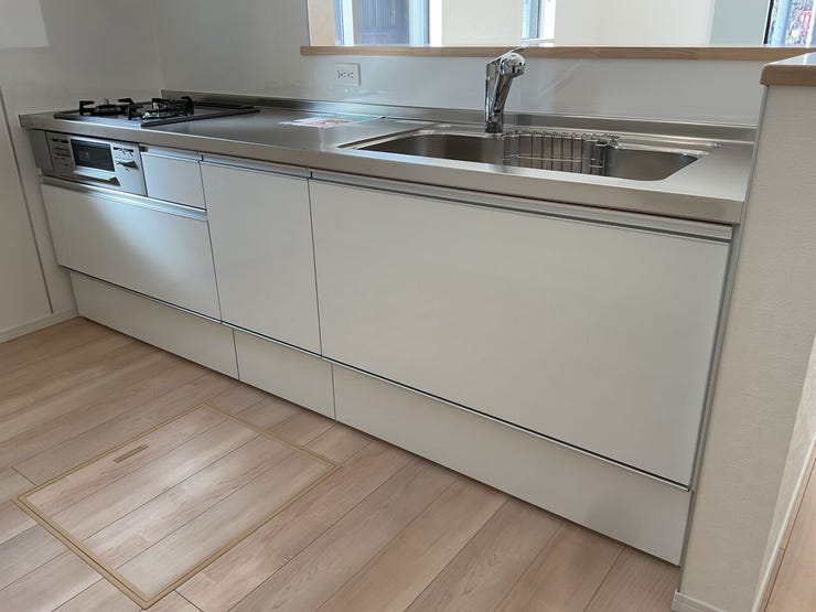 白いキッチンは清潔感があります。収納は足元まで引き出しで物の出し入れが快適です。